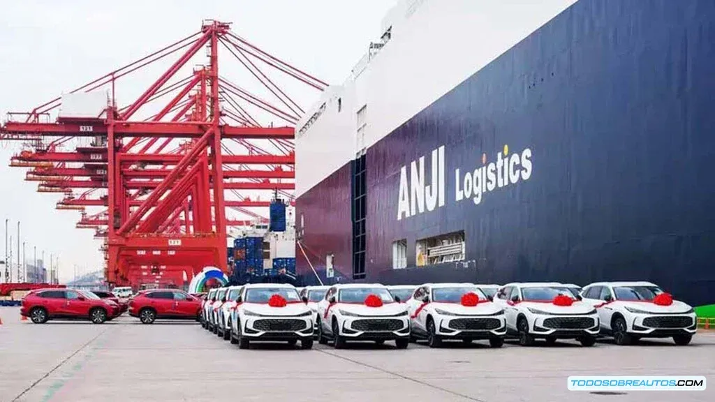 Imagen de un auto chino nuevo aparentemente en un concesionario o lote de autos usados, ilustrando la manipulación de las cifras de ventas.