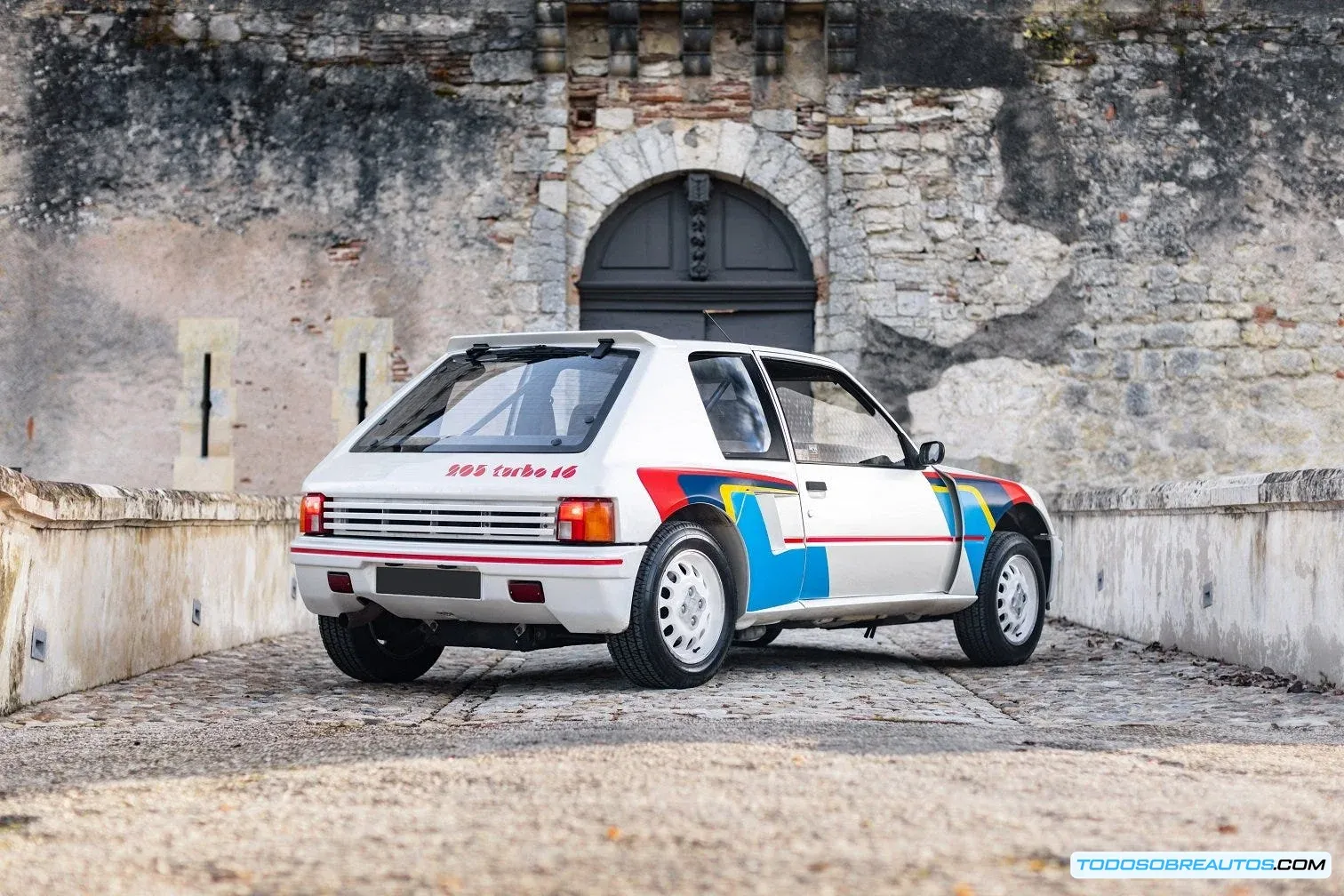 Peugeot 205 T16 de competición en acción.