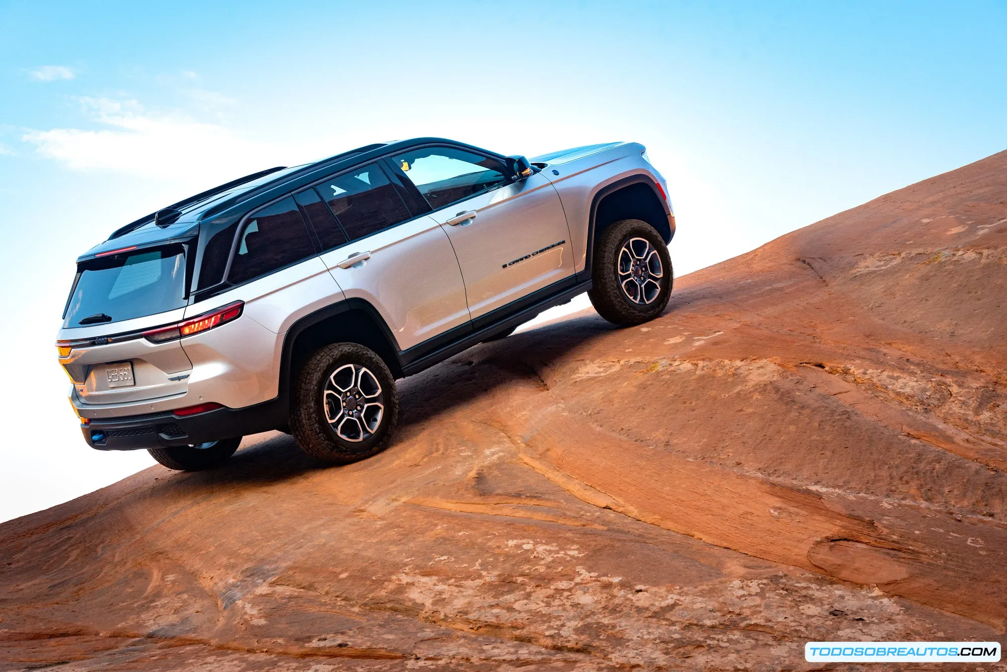 Ejemplos de vehículos con sistemas MHEV y PHEV.