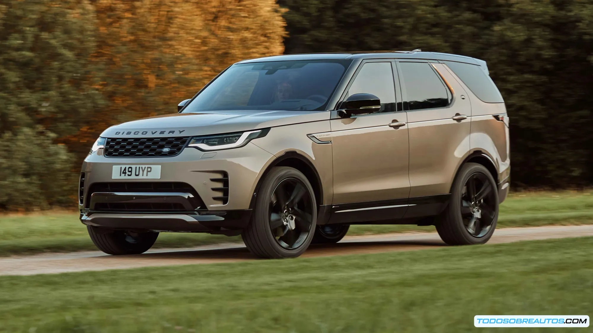 Comparativa visual entre un todoterreno y un SUV, destacando sus diferencias de diseño.