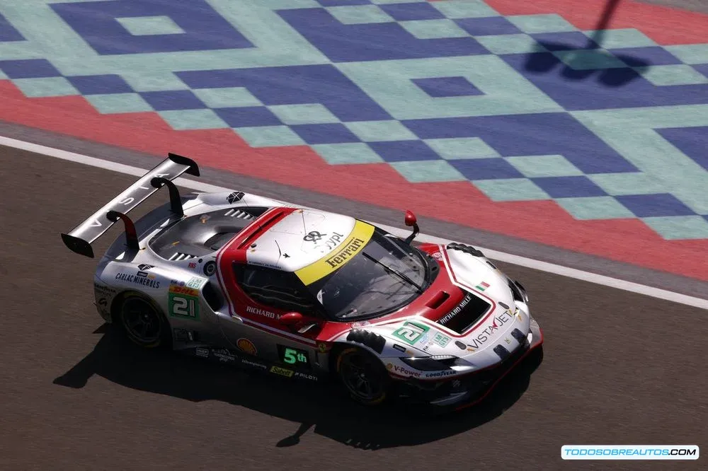 Ferrari 296 GT3 del AF Corse en el Prólogo WEC Qatar 2025.