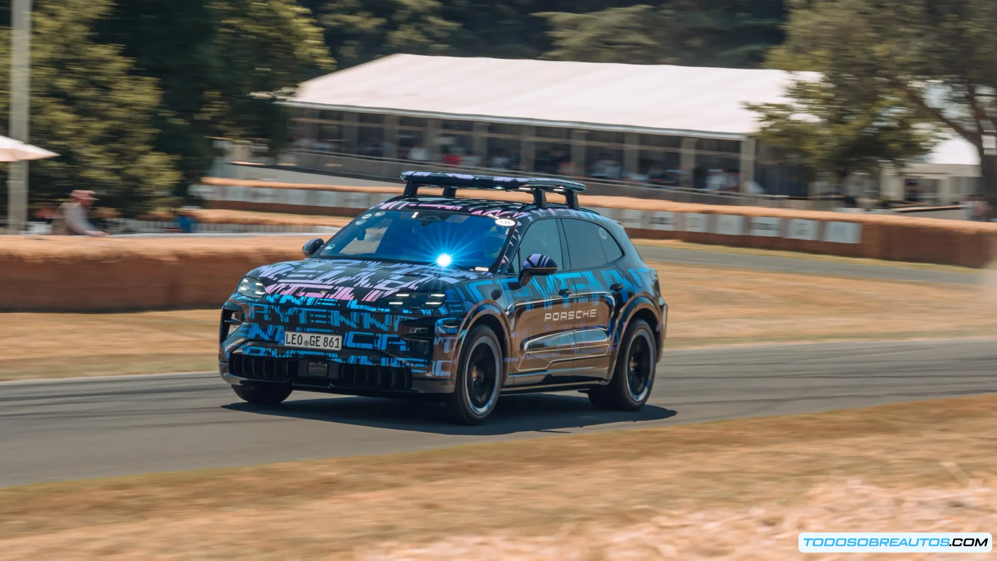 Maletero de un coche lleno de equipaje.