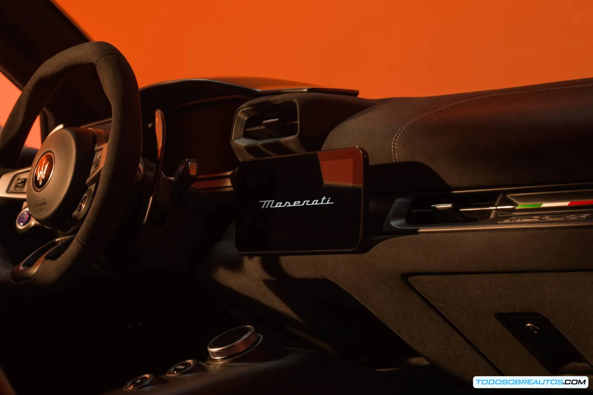 Vista inferior del Maserati MC20 MCPura mostrando su aerodinámica