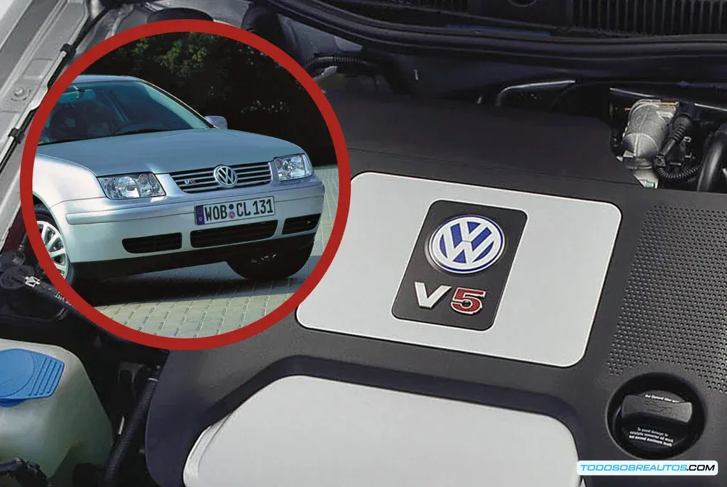 Imagen del motor VR5 de Volkswagen, mostrando su diseño compacto y peculiar.