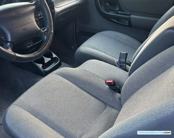 Interior del Ford Ranger XLT SuperCab Flareside 2000, mostrando los asientos y el tablero.