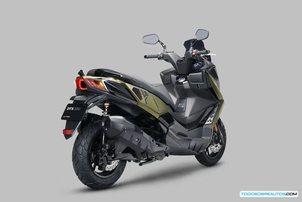Detalle de diseño de la Kymco DTX 350, mostrando el frontal y las luces LED.