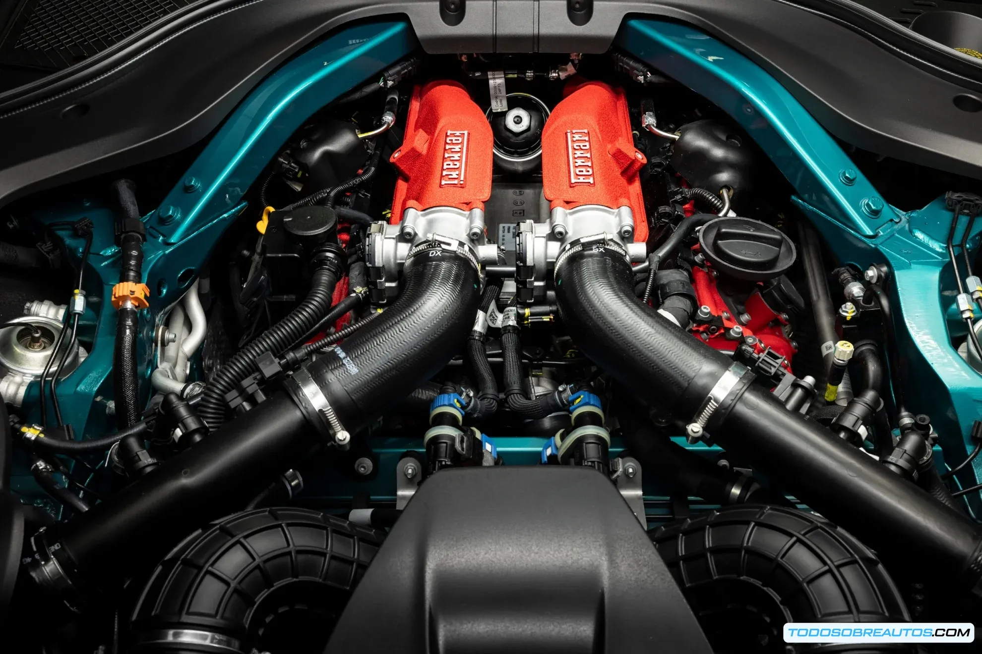 Primer plano de los detalles de diseño del Ferrari Amalfi 2026, mostrando las luces traseras y la parte frontal.