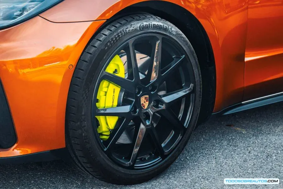 Imagen de un neumático Continental SportContact 7 montado en un Porsche, mostrando su diseño y tecnología.