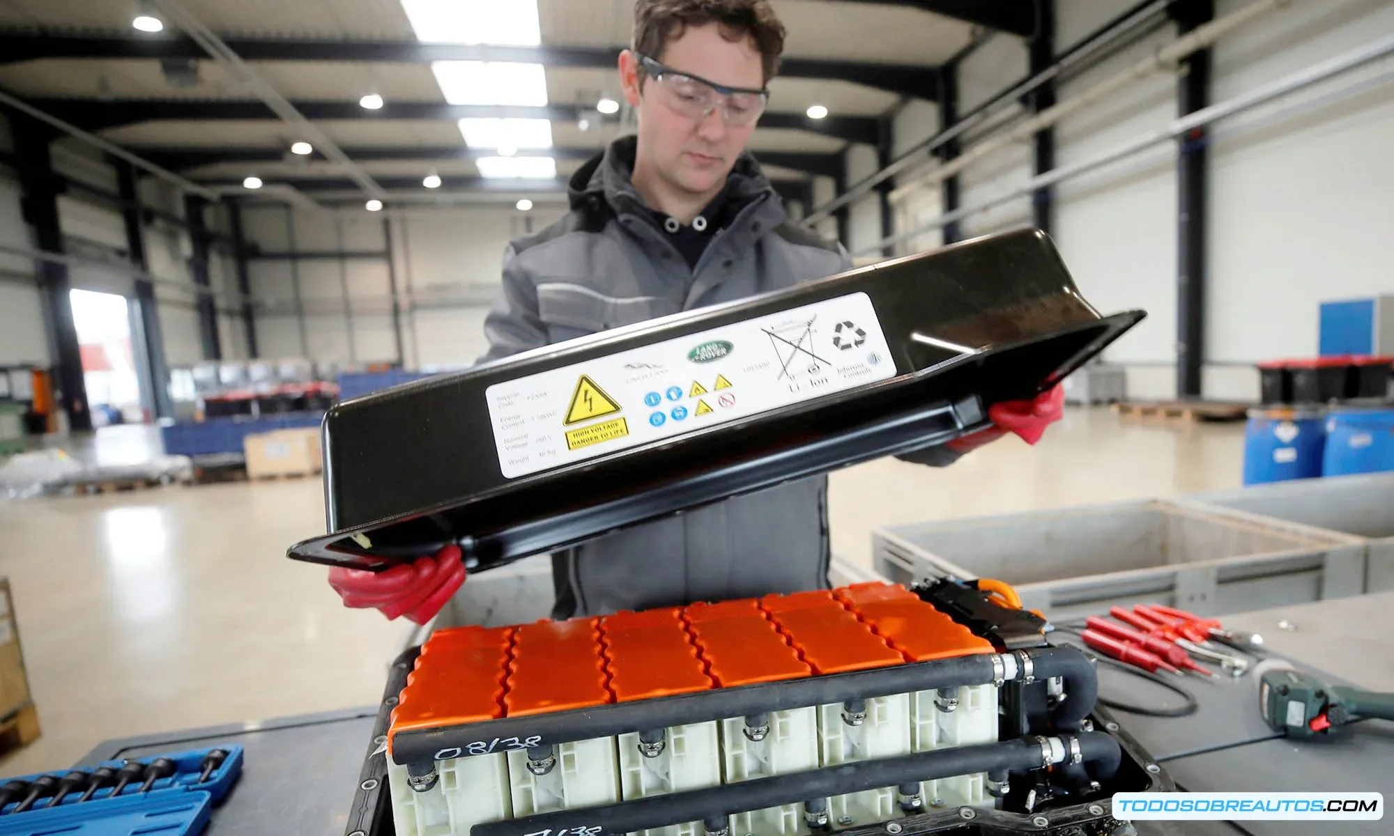 Imagen de una batería de coche eléctrico. Esta imagen ilustra la tecnología del coche y la información sobre la batería que se presenta en el texto.