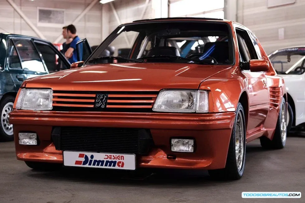 Peugeot 205 T16 Dimma mostrando el kit de carrocería.