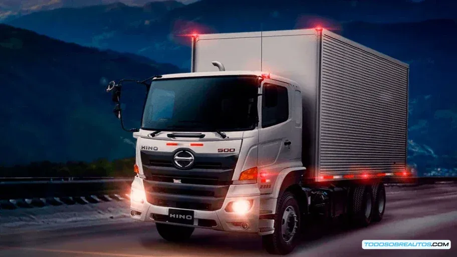 Infografía que muestra la estructura de la nueva compañía formada por Hino y Mitsubishi Fuso, o el mercado de vehículos comerciales.