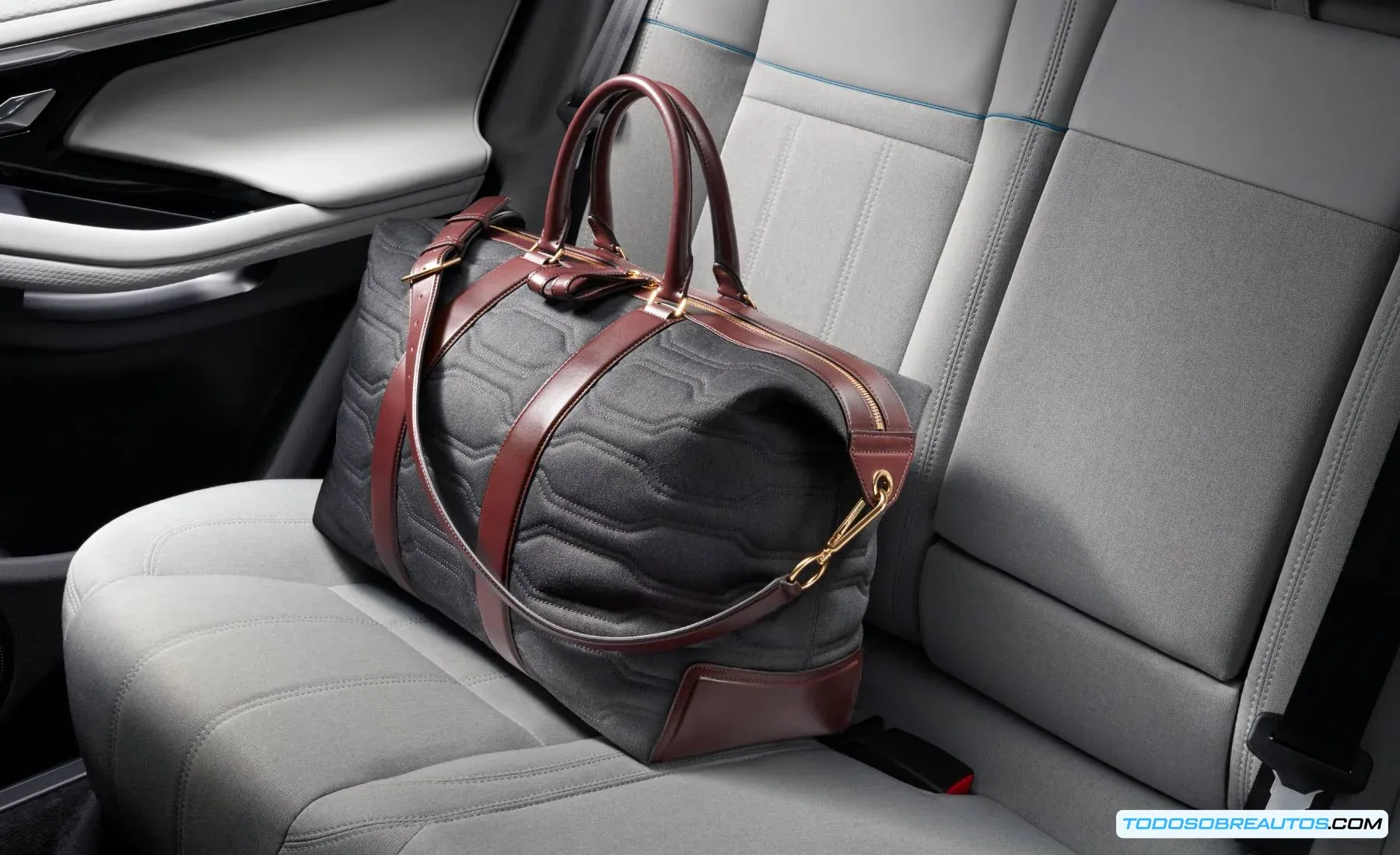 Imagen de una bolsa suelta en el asiento trasero de un coche, enfatizando el peligro.