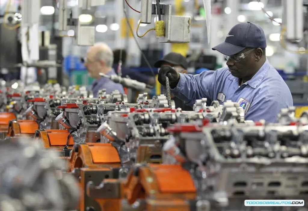 Imagen de trabajadores en una planta de Ford, ilustrando las condiciones laborales antes de las reformas de Jim Farley.