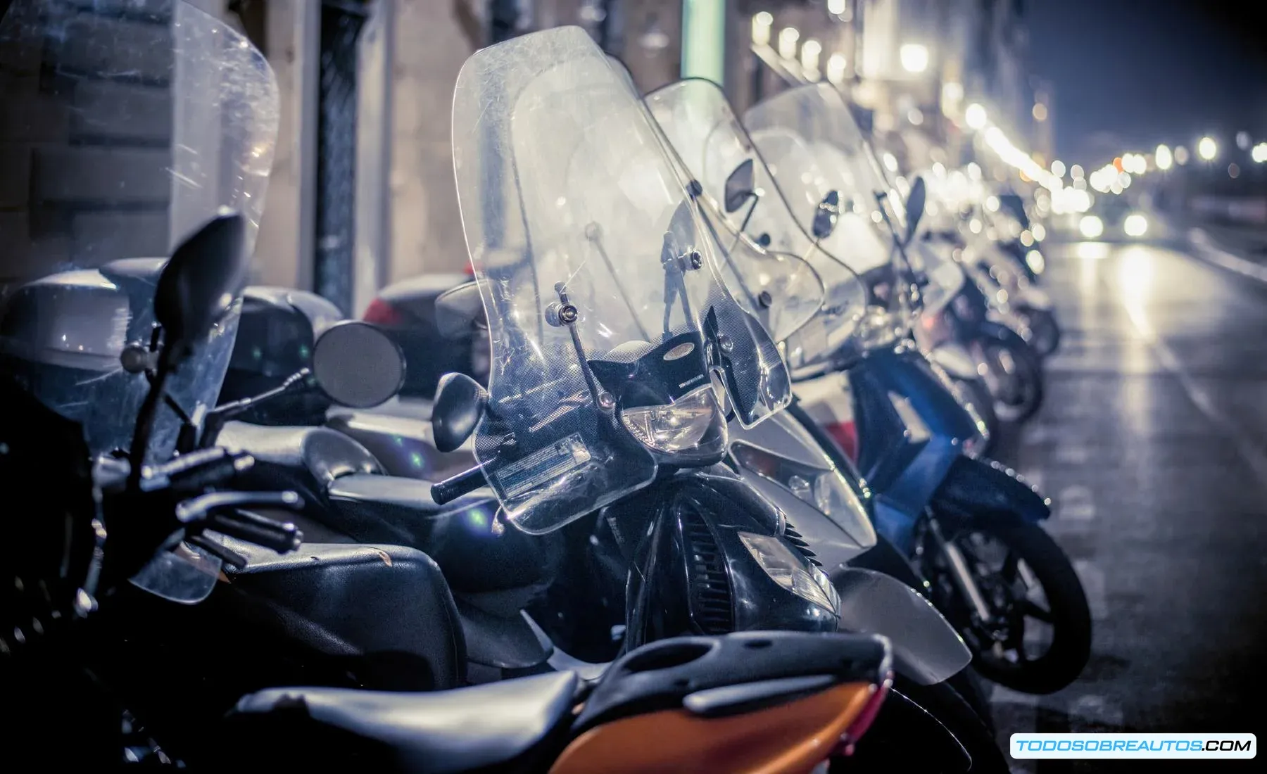 Imagen de motocicletas estacionadas en la noche, representando la vulnerabilidad a robos.