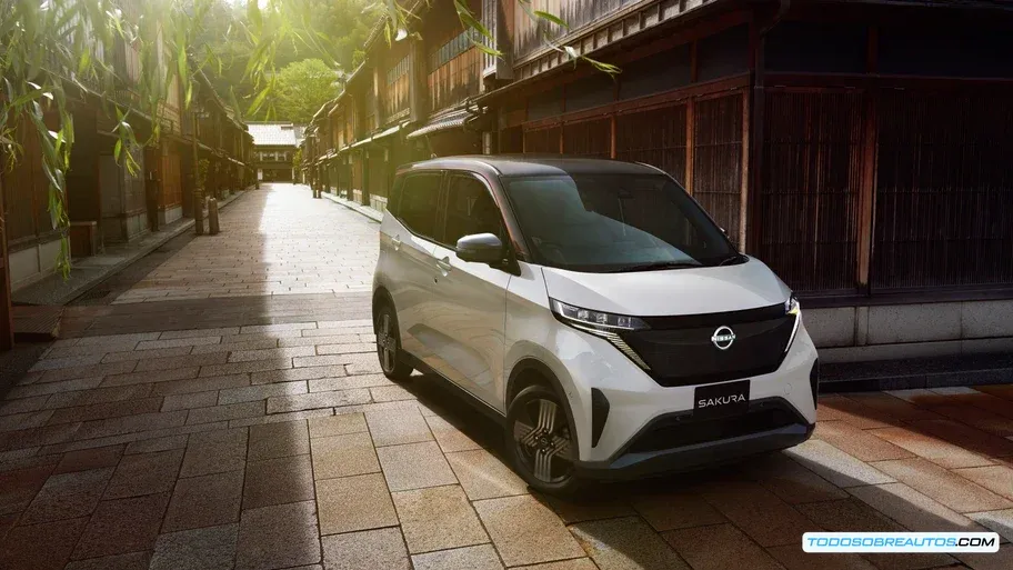 Detalle del diseño del Nissan Sakura, mostrando elementos estéticos como los faros o la parrilla.