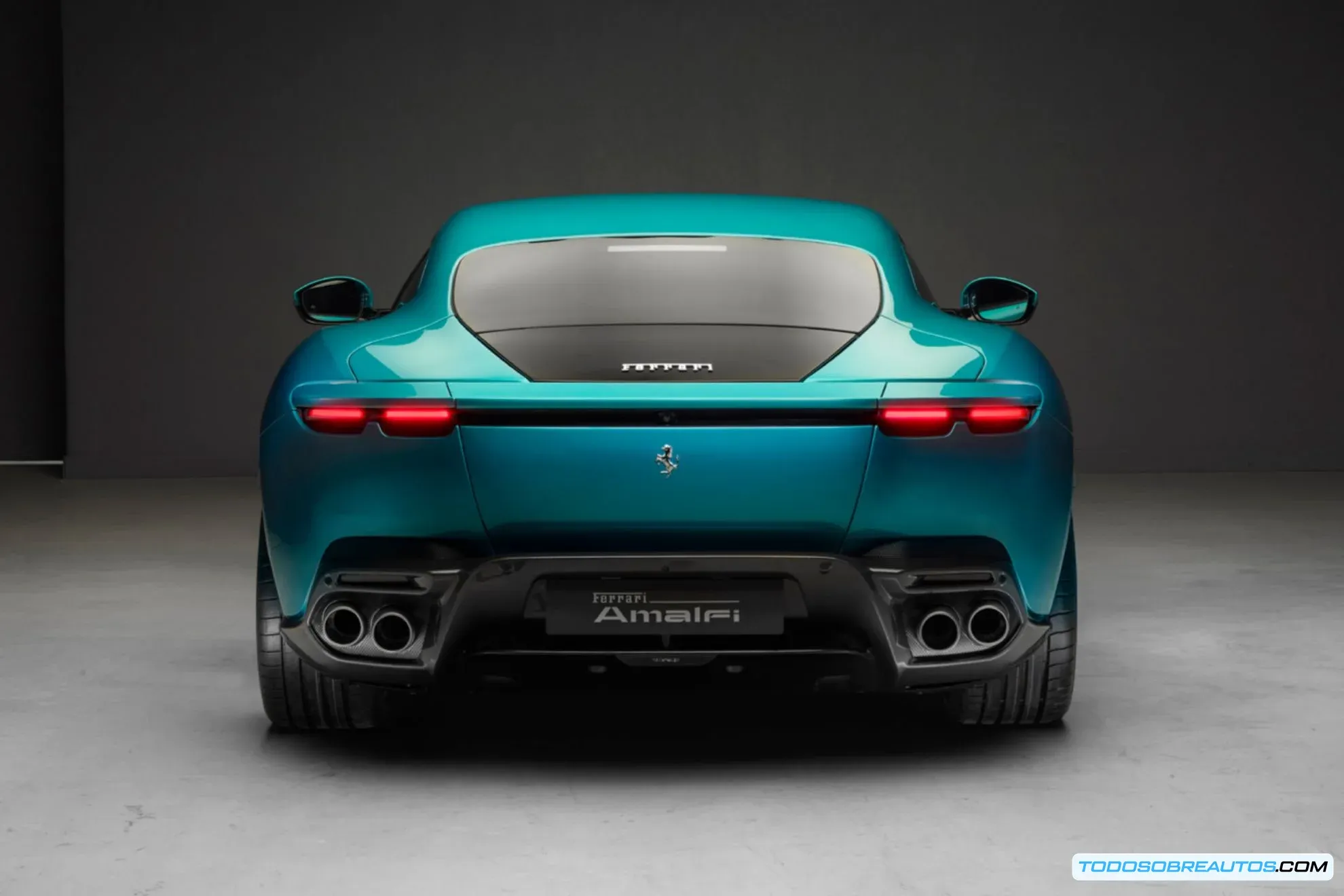 El Ferrari Amalfi 2026 en un paisaje costero, evocando la Costa Amalfitana.