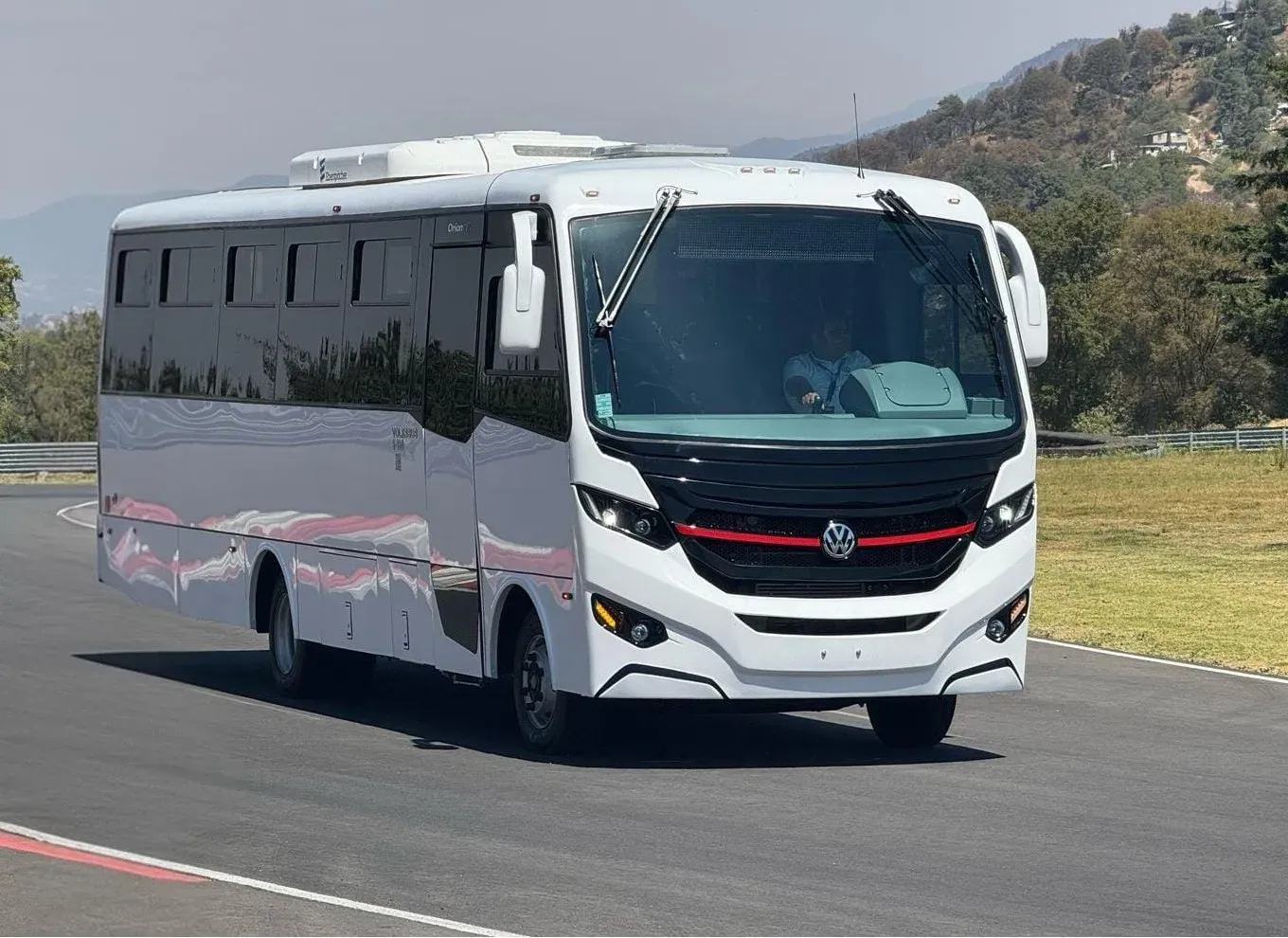 Volksbus 9.180 OD Euro 6 Bus con gran movilidad de color blanco