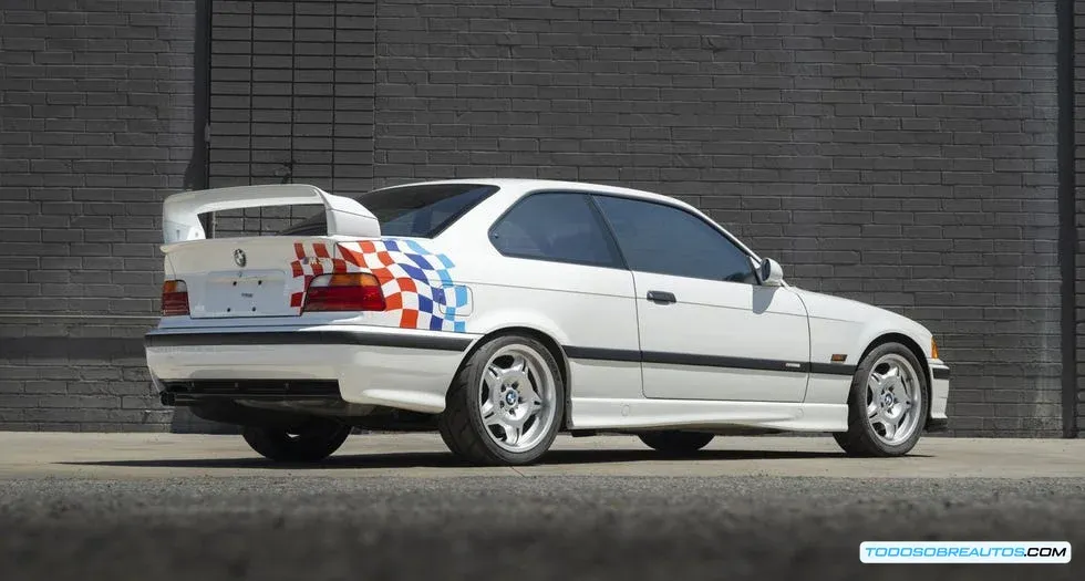 Interior minimalista del BMW M3 E36 Lightweight.