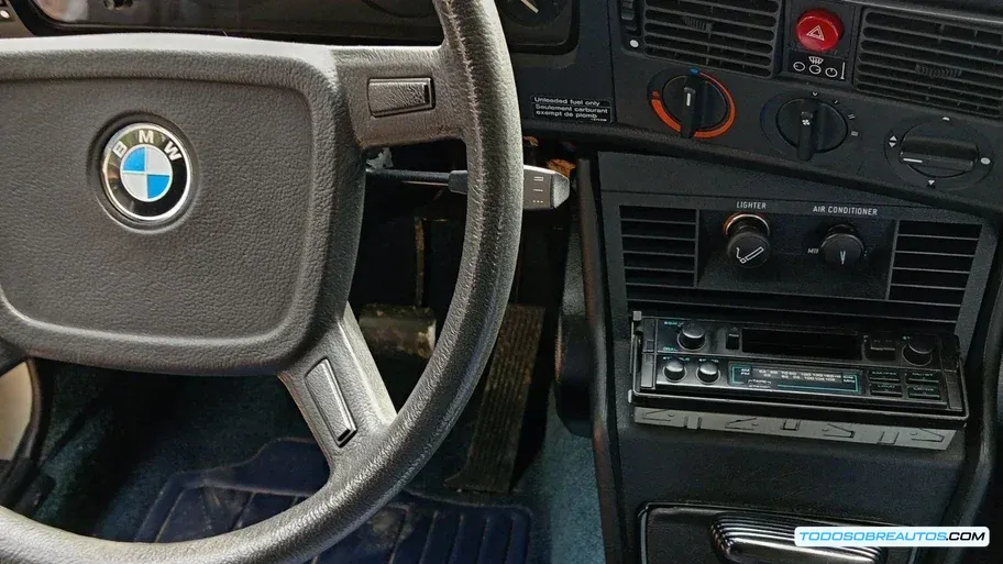 Detalle de las defensas delanteras de un BMW E21, mostrando su grosor.