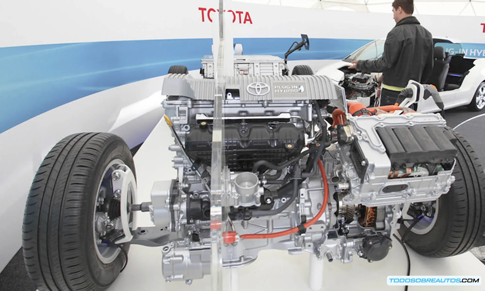Imagen de un motor híbrido Toyota mostrando sus componentes clave.