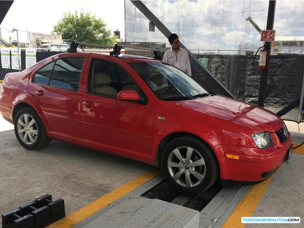 Imagen que representa la problemática de la verificación vehicular en Guadalajara, mostrando contaminación o largas filas de vehículos.