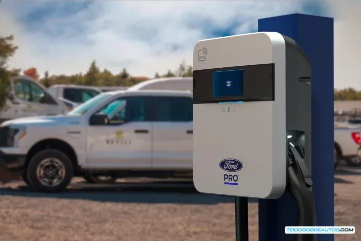 Imagen de una estación de carga de vehículos eléctricos Ford Pro.