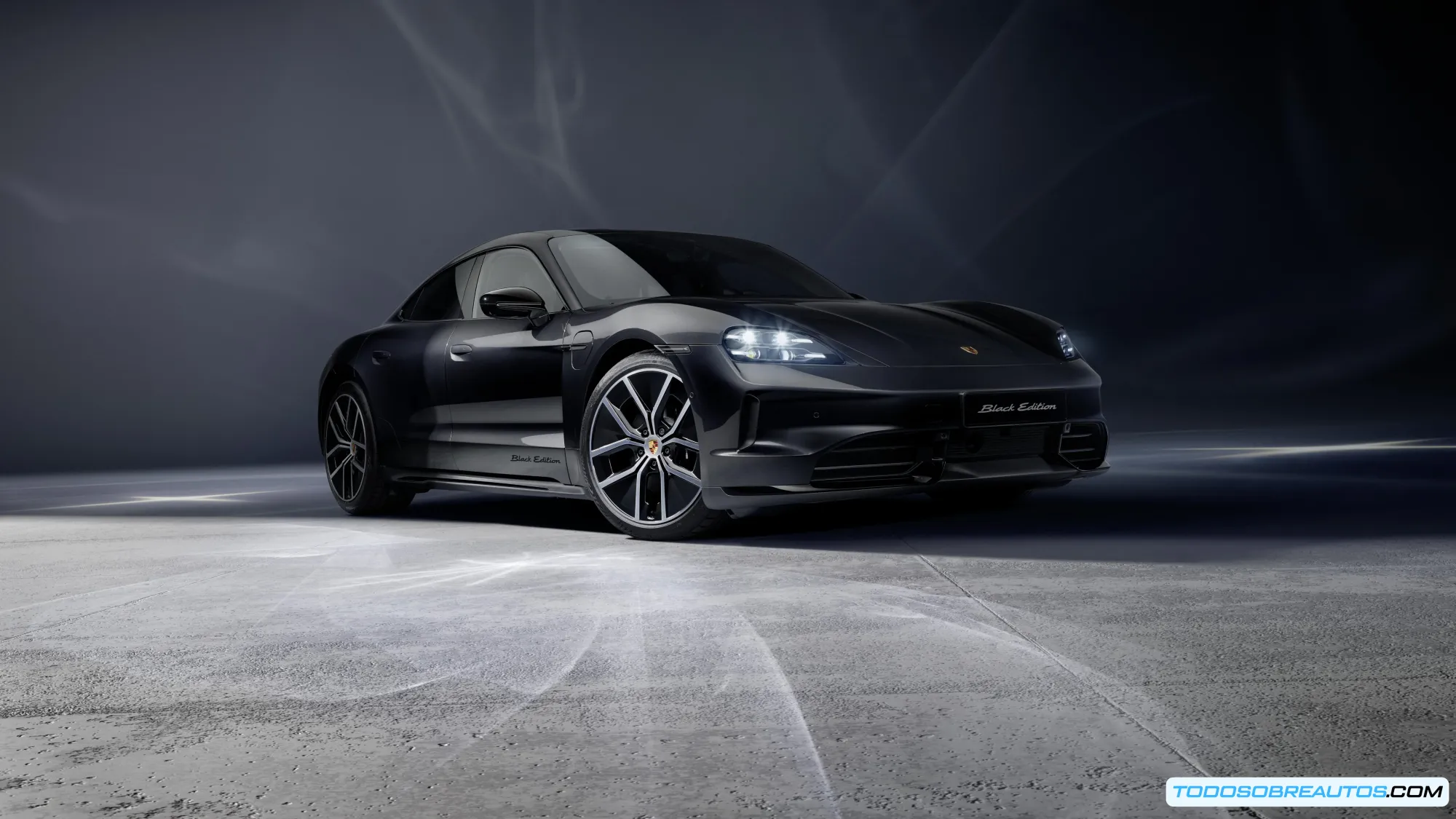 Interior del Porsche Taycan Black Edition, mostrando el tablero y detalles del equipamiento.