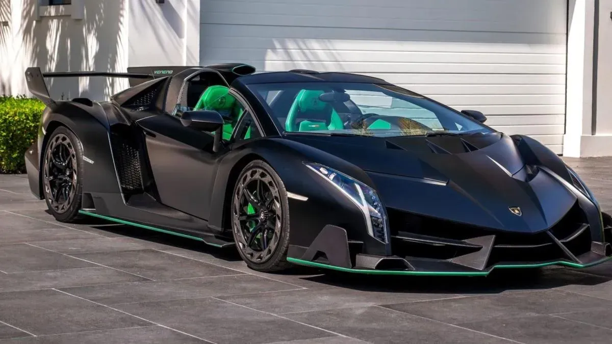Lamborghini Veneno Un hiperauto negro con detalles verdes y un diseño muy agresivo y distintivo.