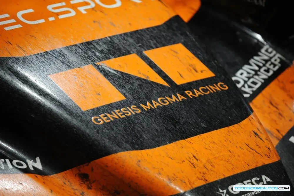 Imagen del equipo Genesis Magma Racing en acción.