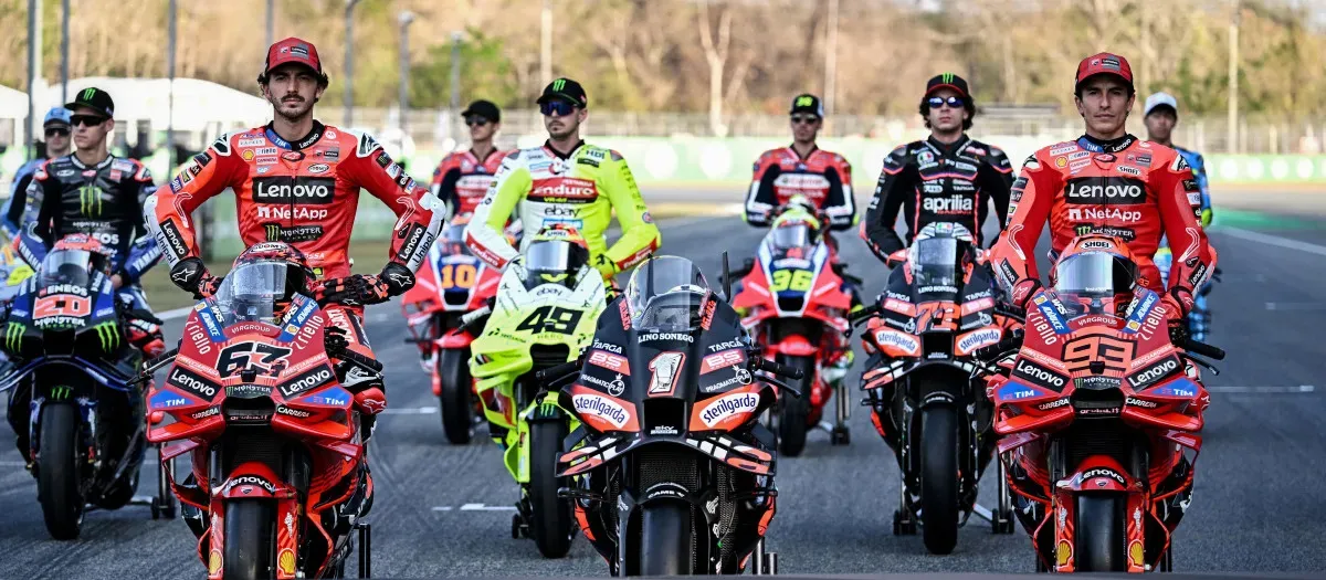 En Esta Imagen De MotoGP 2025 Podemos Ver Equipo y Pilotos En Competencia