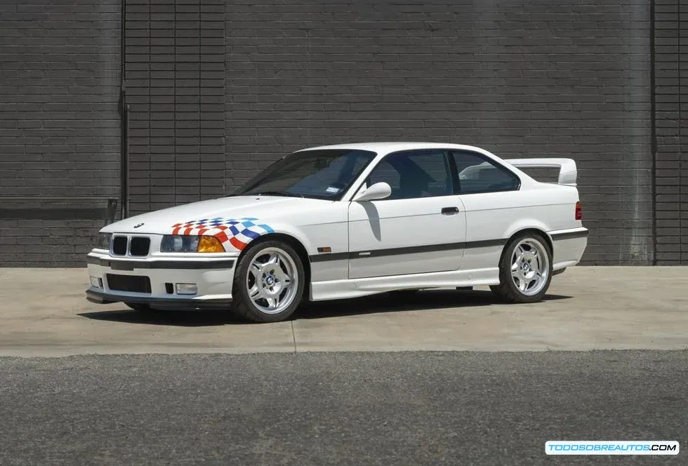 Imagen de un BMW M3 E36 en un ambiente de la década de 1990.