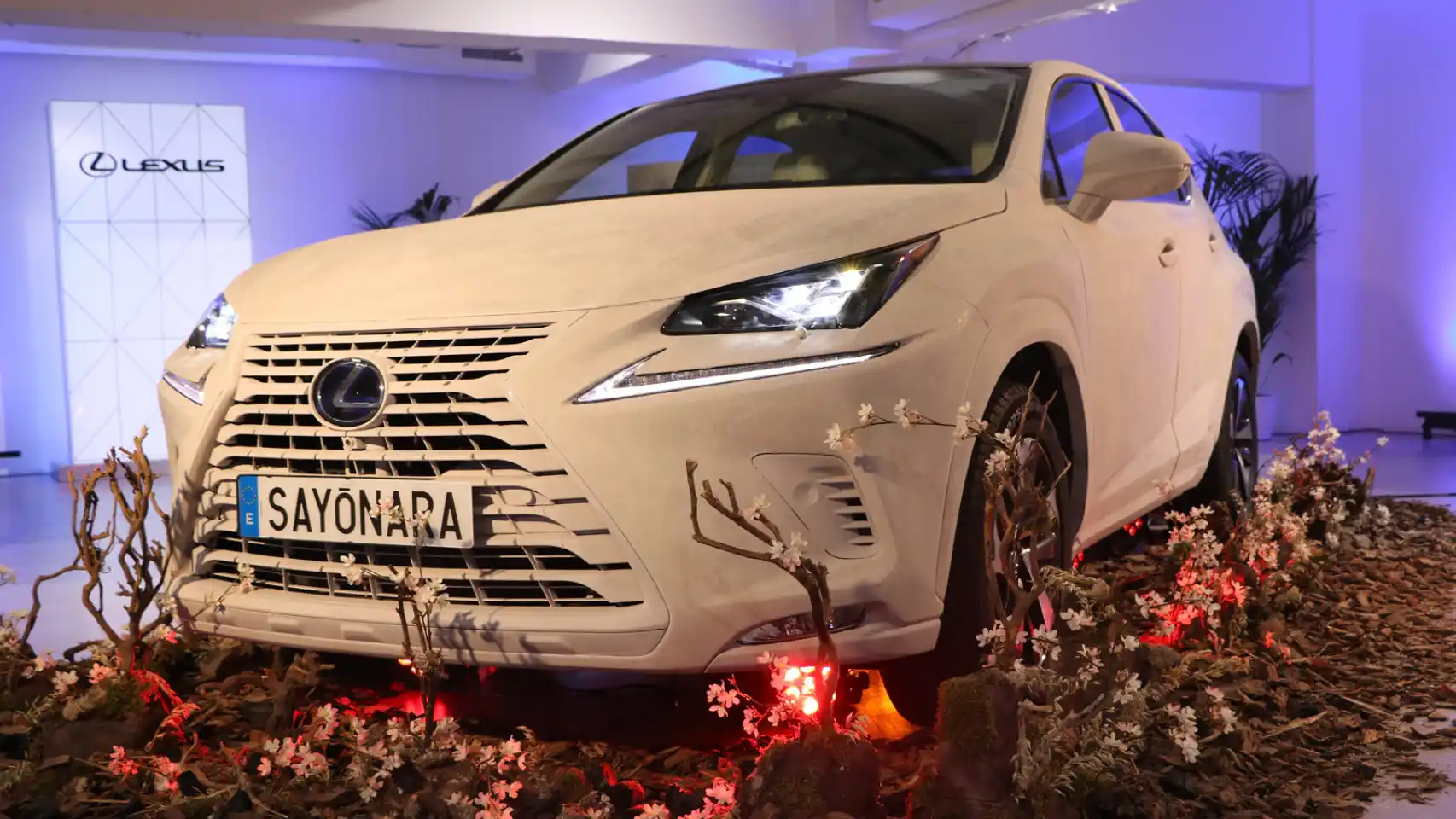 Vehículo SUV en una exposición, con un acabado blanco peculiar que asemeja arcilla como Lienzo en Blanco