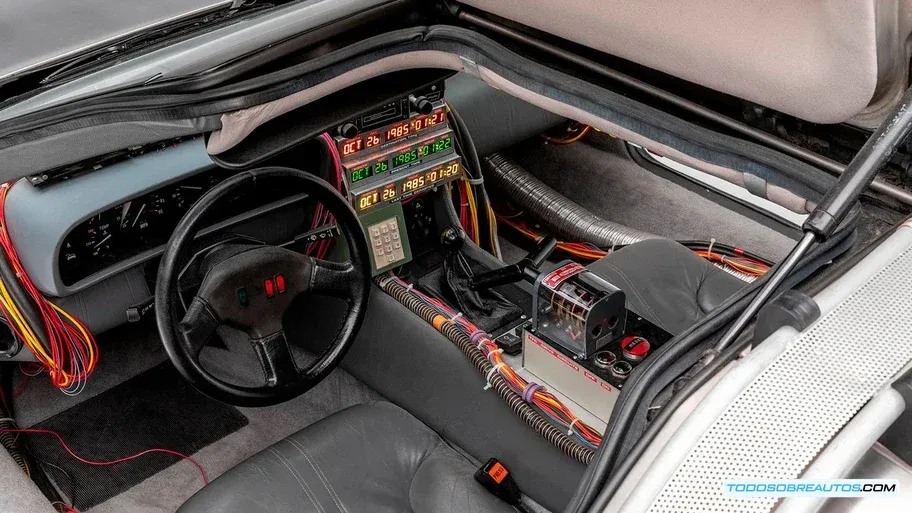 Imagen: Detalle del tablero, sistema de transmisión, o algún otro componente técnico del DeLorean.