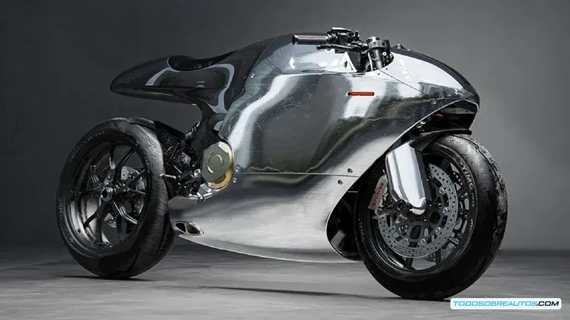 Imagen que resalta el aluminio pulido de la moto, mostrando su acabado impecable y la integración de los componentes.