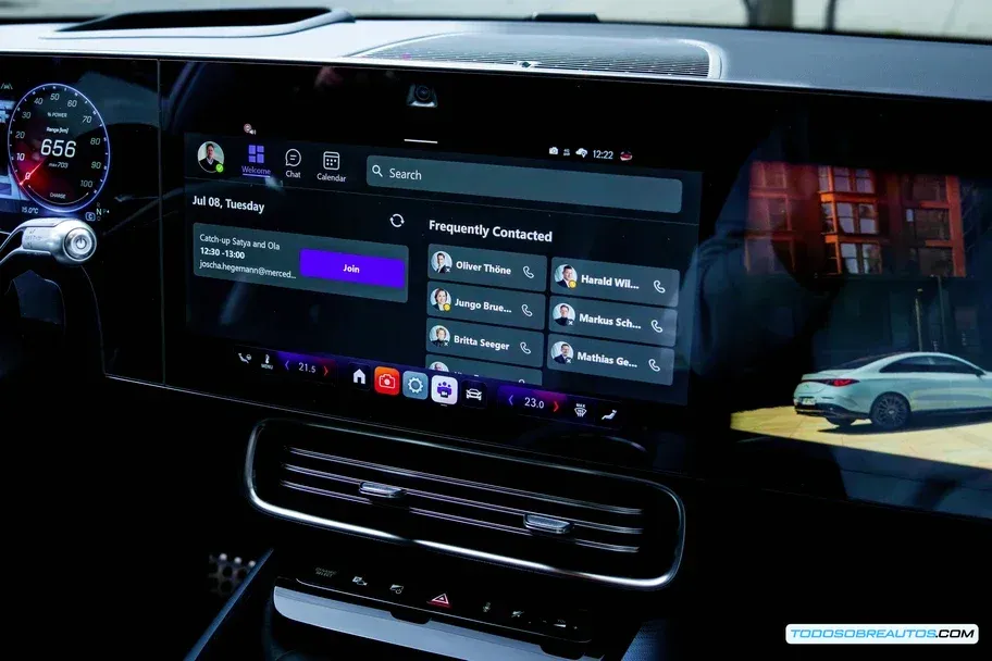 Interfaz del sistema de infoentretenimiento del Mercedes-Benz mostrando los iconos de Microsoft Teams, Intune y Copilot.