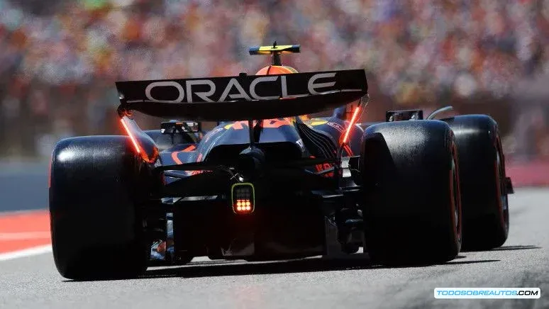 Imagen que muestra el equipo de Oracle Red Bull Racing trabajando con tecnología de Oracle, o una imagen que represente visualmente la integración de la tecnología en el éxito del equipo.