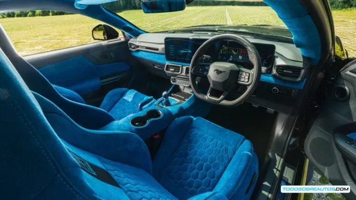 Interior del Clive Sutton Mustang Dark Horse CS800DH mostrando el tablero y los asientos.