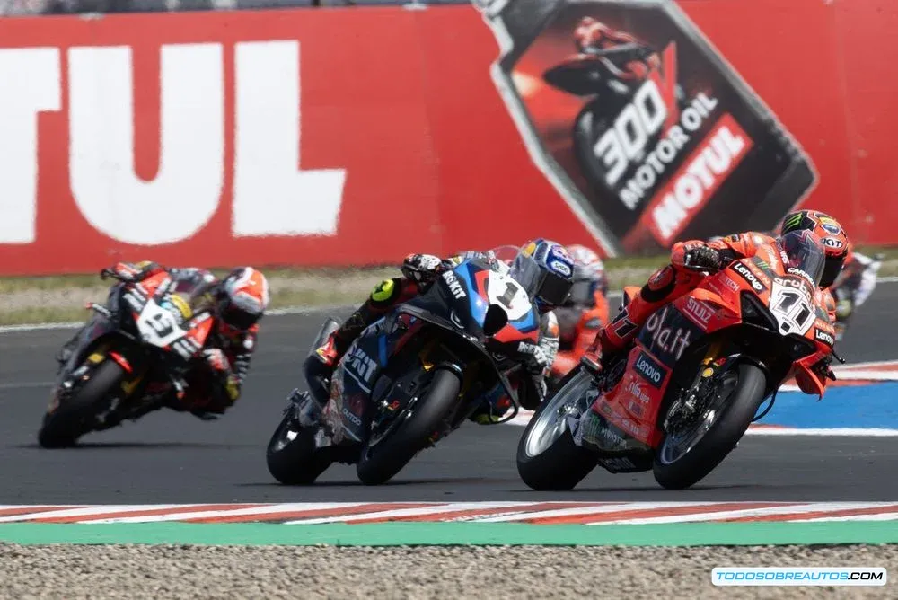 Toprak Razgatlioglu en su BMW durante una carrera del Mundial de Superbikes.