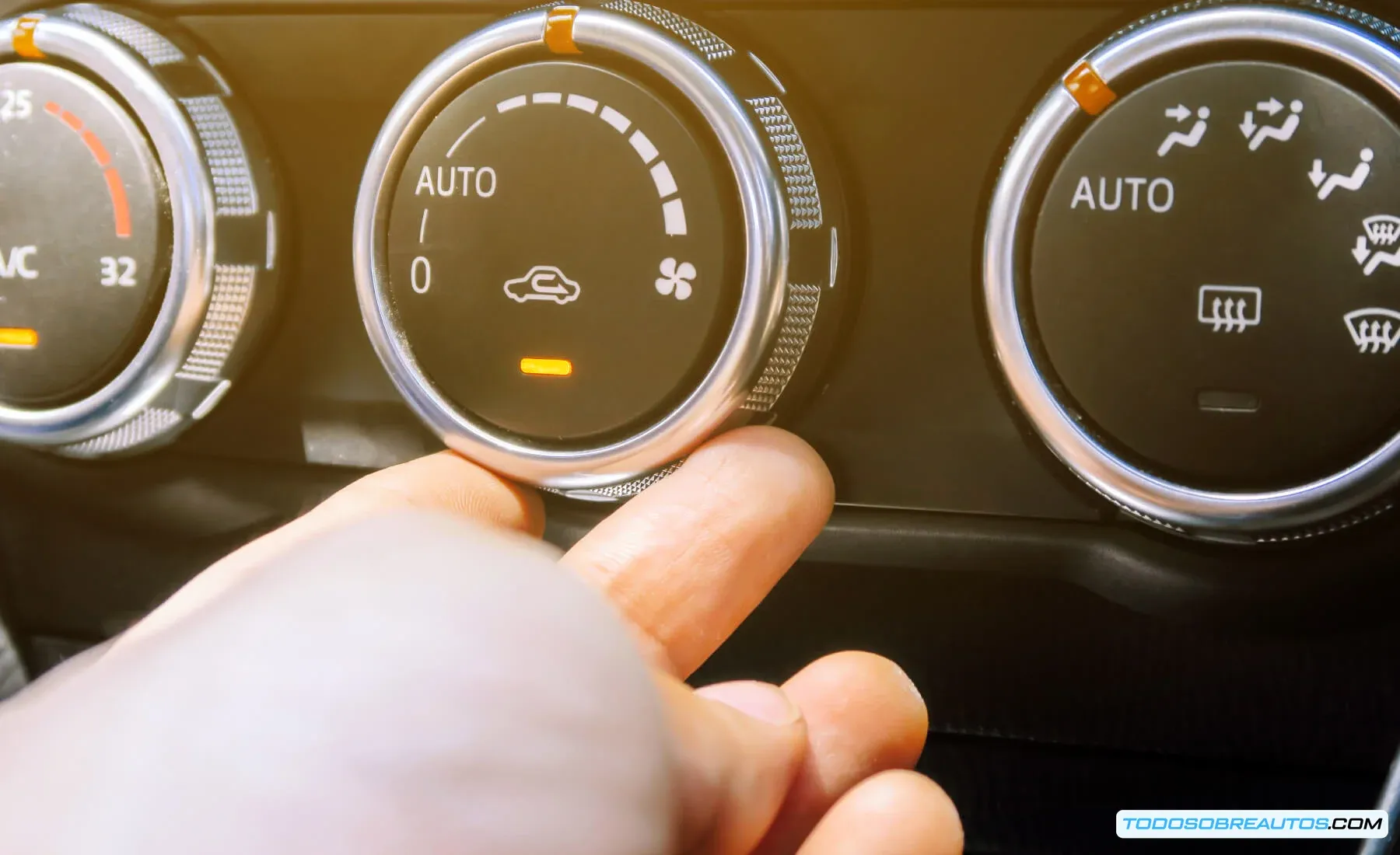 Diagrama o imagen que muestra el flujo de aire en el sistema de climatización de un coche, con y sin recirculación.