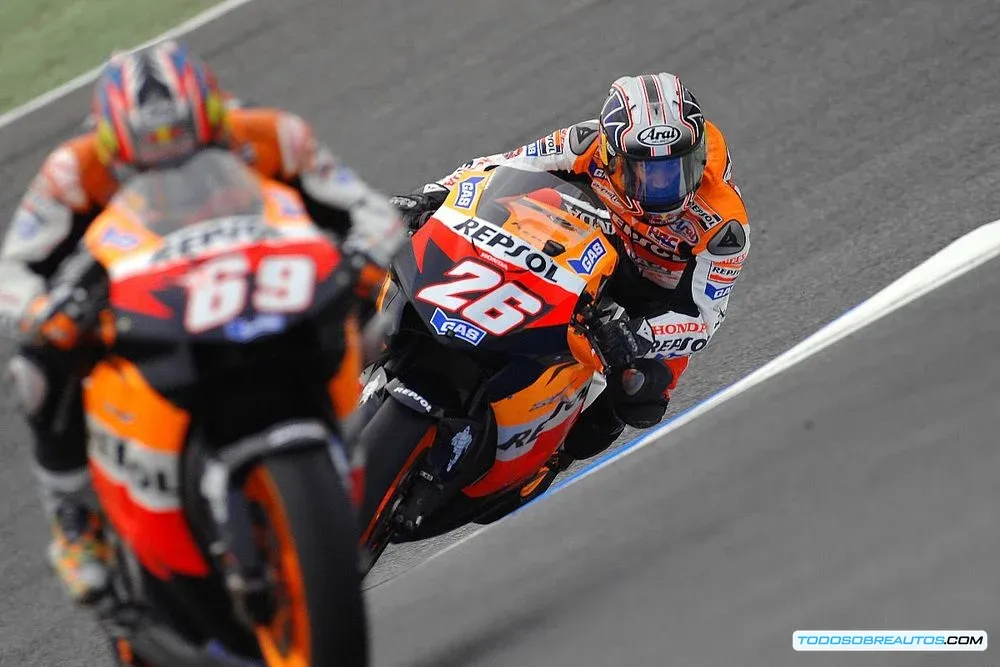 Nicky Hayden y Dani Pedrosa celebrando en el podio de una carrera de MotoGP, posiblemente en Laguna Seca 2006.