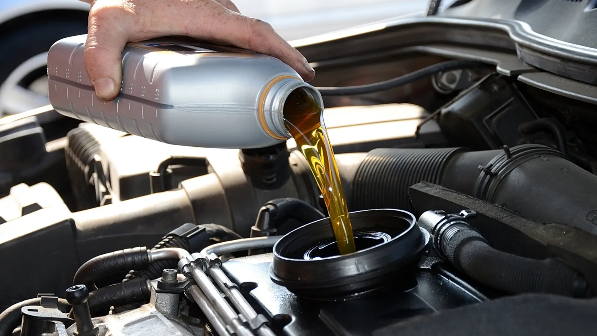 La imagen muestra la importancia del aceite es el motor del vehículo