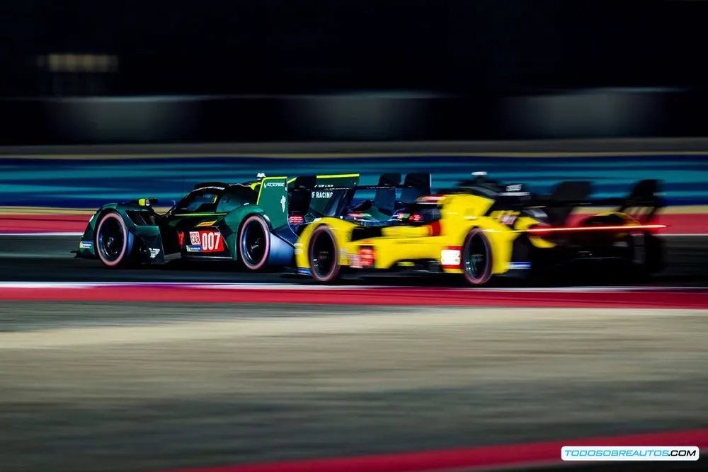 Vista general del Prólogo WEC Qatar 2025 con varios coches compitiendo.