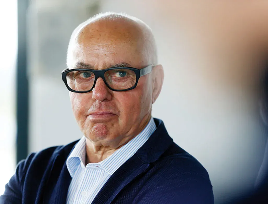Esta Imagen Muestra Al Señor Hans Werner Aufrecht Dueño De Un Gran Legado