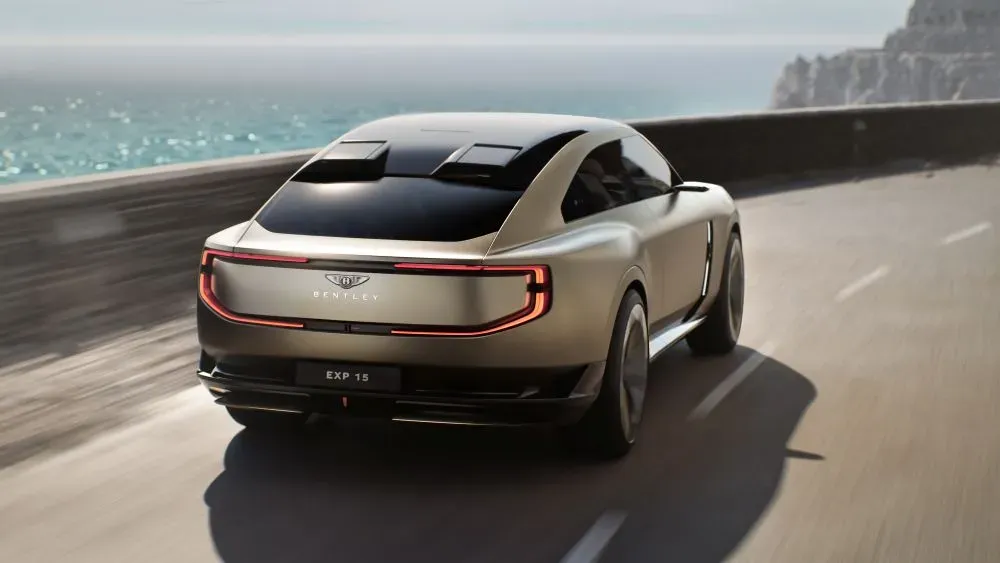 vehículo Bentley EXP 15 concepto lujo eléctrico En la carretera con un mar de frente