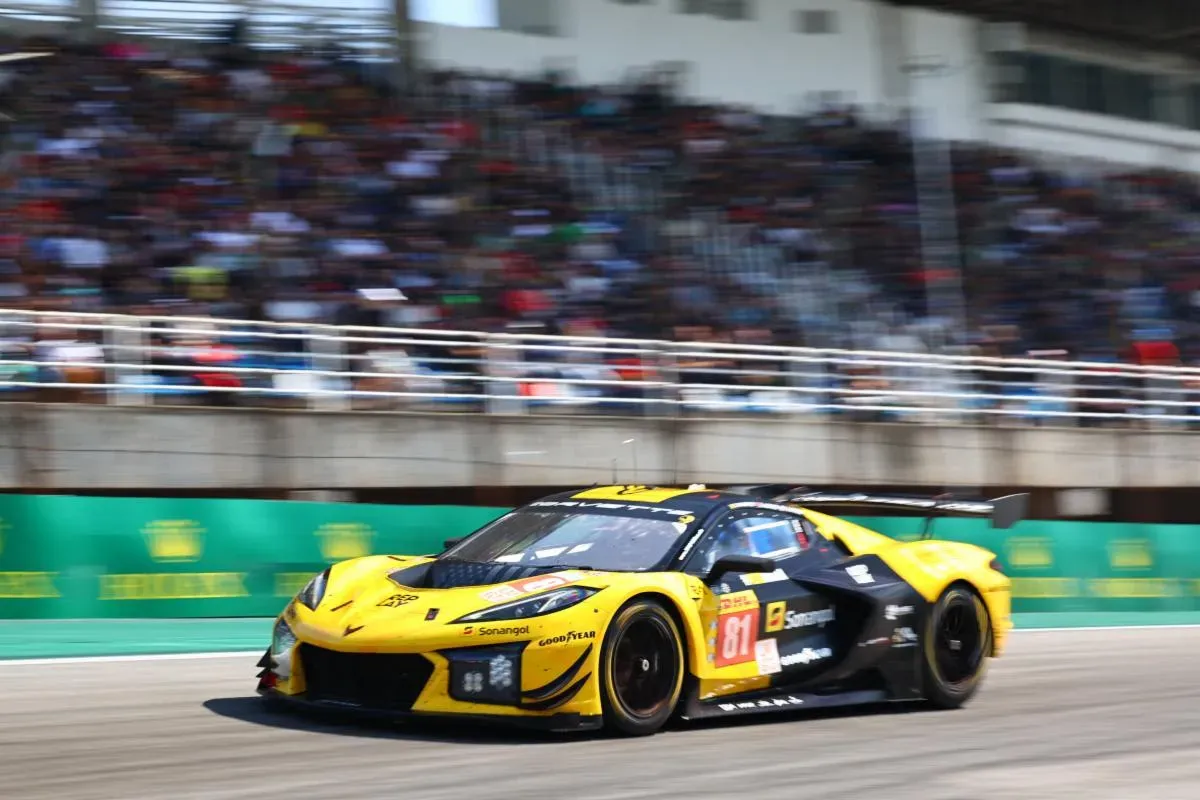 Corvette Racing Brilla en São Paulo Auto De Carrera