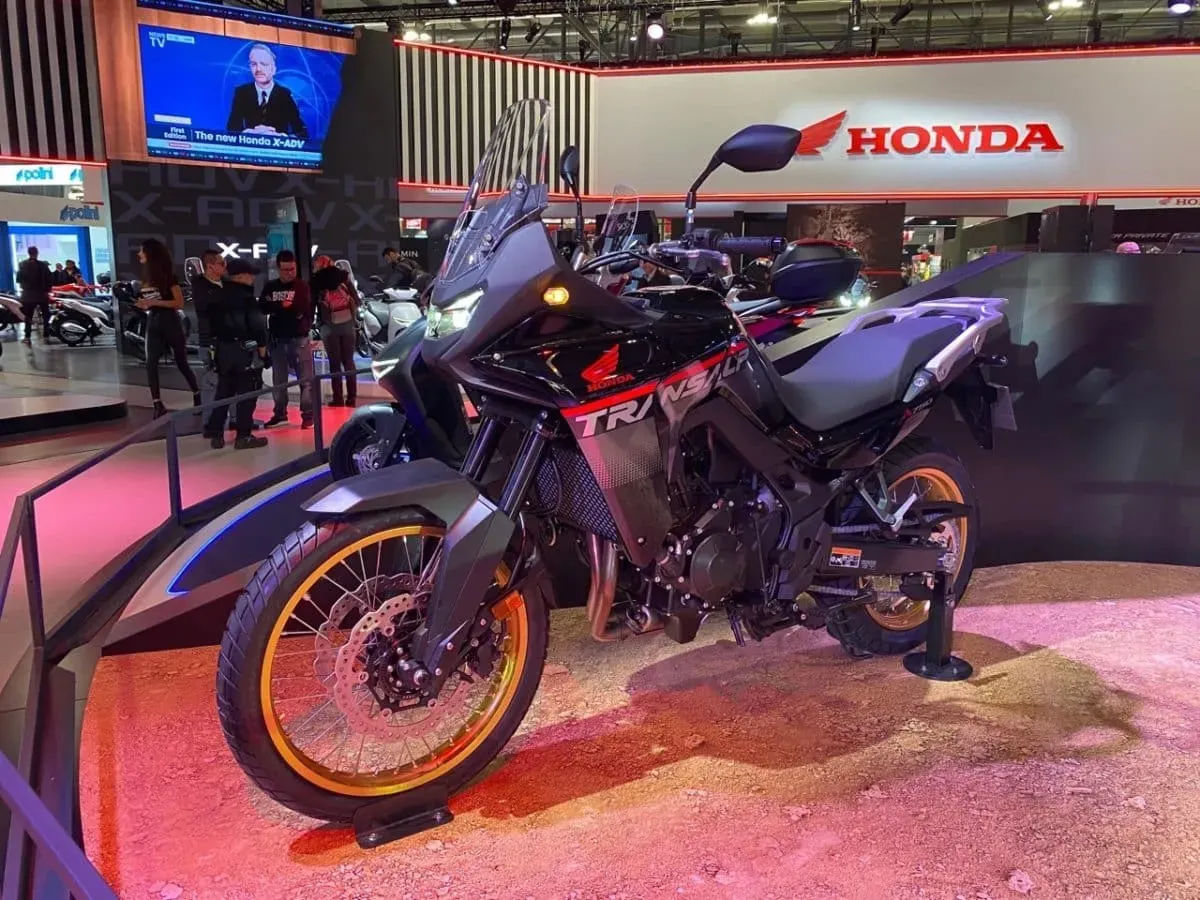 Honda XL750 Transalp 2025 Moto Negra En Exibición