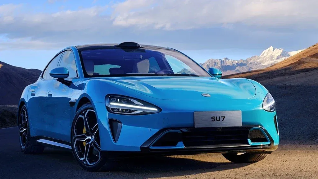 Xiaomi en el Automotriz Su7 color turquesa