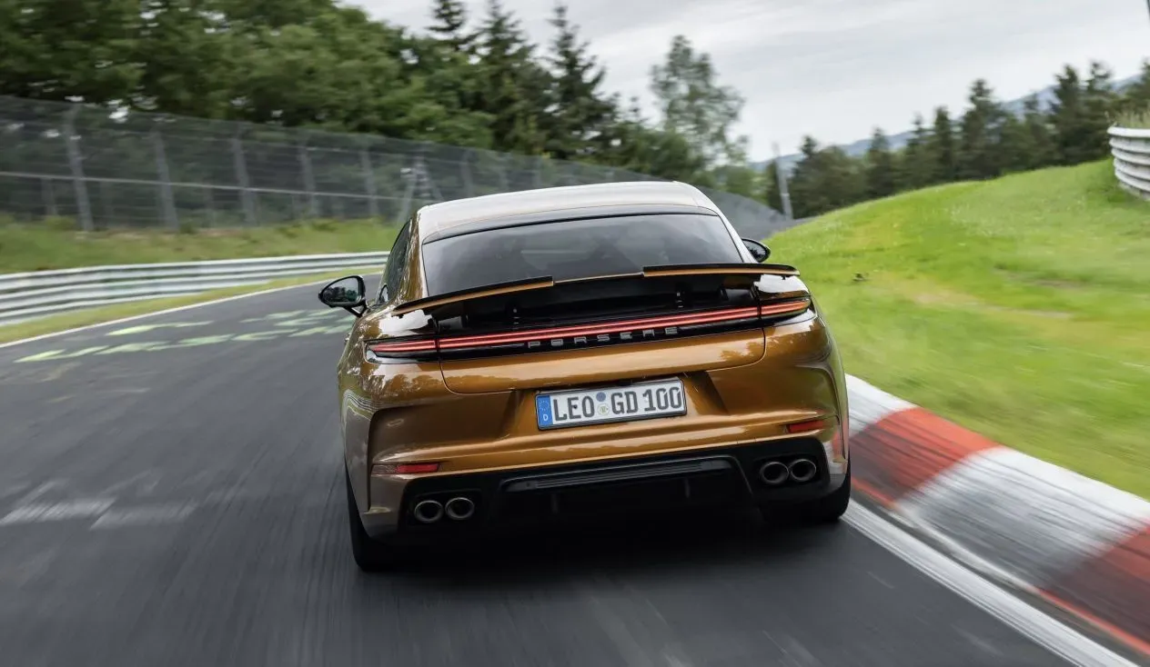 El Sedán Porsche Panamera Auto Color Naranja Veloz