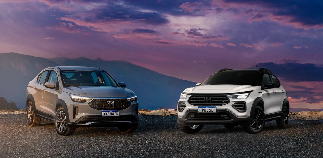 La imagen presenta dos vehículos de la marca FIAT, posicionados frente a un impresionante fondo natural. El cielo está pintado de tonos púrpuras y naranjas, sugiriendo un atardecer.