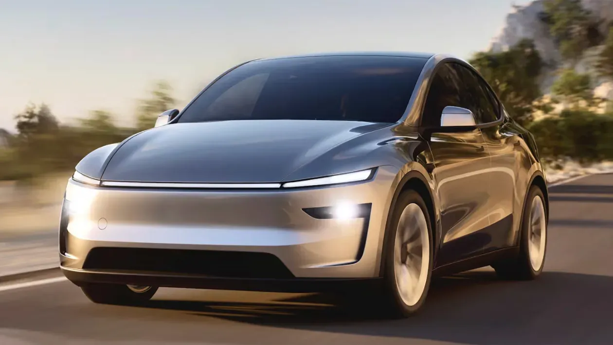 Tesla Model Y 2025 Vehículo de color Plata muestra lo Veloz que es